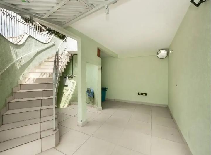 Sobrado com 3 Dorms e Quintal com Churrasqueira 