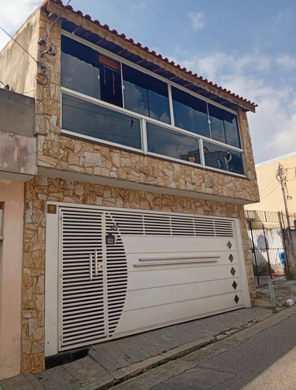 Sobrado com 2 Dorms, Quintal e Churrasqueira